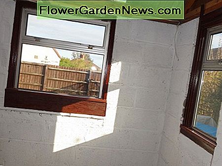 Un ajustement d'une fenêtre recyclée, avec seulement des modifications mineures à l'ouverture A fit of a recycled window, with only minor alterations to the opening