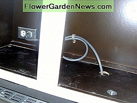 Der neue Behälter ist installiert. Die neu installierte Mikrowelle ist darin eingesteckt. Die neue Mikrowelle lieferte sogar einen Clip an The new receptacle is installed. The newly installed microwave is plugged into it. The new microwave even supplied a clip to