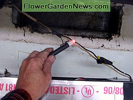 Kontrolle der Stromversorgung - diese Leitung ist heiß und muss am Leistungsschalter ausgeschaltet werden. Der untere Bereich mit Silberband ist der Checking the power - this wire is hot and must be shut off at the circuit breaker. The lower area with silver tape is the