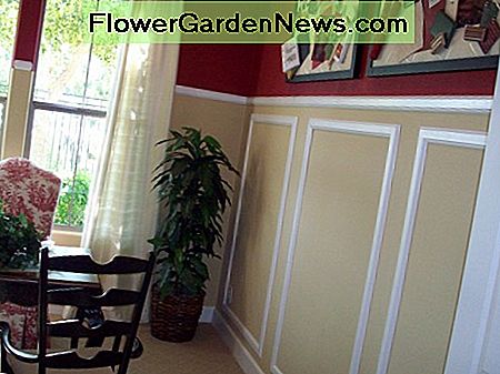 In deze kamer is de stoelleuning hoger dan de traditionele 3 voet. Er is ook decoratief trimwerk onder de stoelrail dat diepte toevoegt aan de inrichting van de kamer. In this room, the chair rail is higher than the traditional 3 feet. There is also decorative trim work below the chair rail that adds depth to the room's decor.
