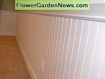 Traditionele witte lambrisering met dank aan www.bluewatercustom.com Traditional white wainscoting courtesy of www.bluewatercustom.com