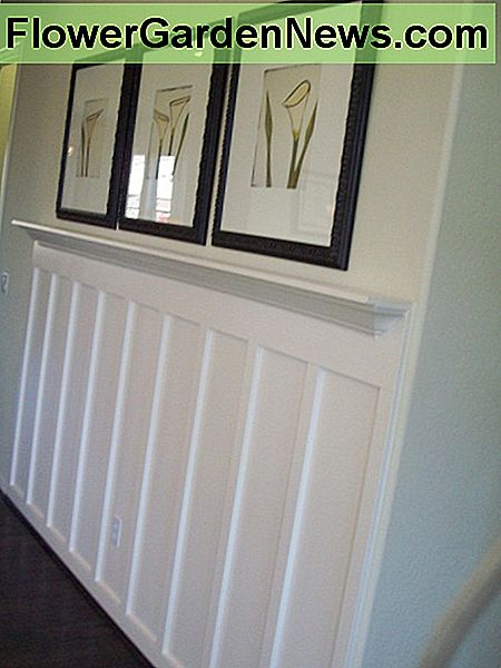 Deze foto is gemaakt in een kamer die volledig wit is ingericht. Het laat zien dat een kamer zonder gedurfde kleuren elegant en stijlvol kan zijn. This photo was taken in a room that is decorated in all white. It shows that a room without bold colors can be elegant and stylish.