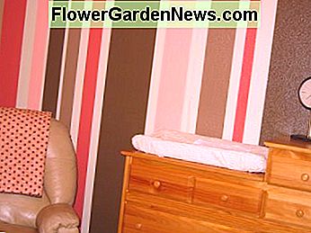 Verschillende kleuren roze en bruin worden gecombineerd om deze gestreepte muur te creëren. Foto met dank aan bentleyteam.blogspot.com Different shades of pink and brown are combined to create this striped wall. Photo courtesy of bentleyteam.blogspot.com