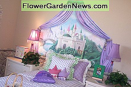 Behangschilderingen worden gebruikt in deze slaapkamer met een princess-thema. Wallpaper murals are used in this princess themed bedroom.