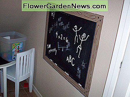 Krijtbordverf kan worden gebruikt om een ​​schattige muurschildering te maken voor een kinderkamer of speelkamer. Chalkboard paint can be used to make a cute mural for a child's bedroom or playroom.