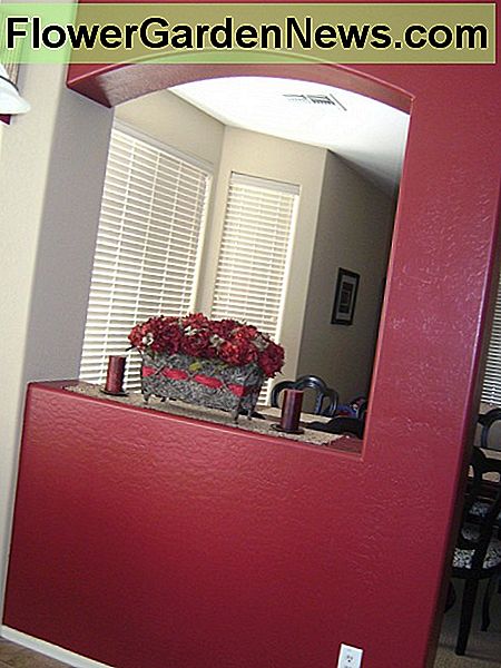 Ik schilderde deze rode accentmuur tussen mijn formele eetkamer en keuken om een ​​visuele scheiding tussen de twee gebieden te creëren. I painted this red accent wall between my formal dining room and kitchen area to create a visual division between the two areas.