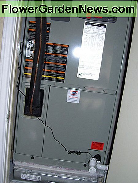 Ledningssættet fra afløbssystemets flydesnap kobles til ovnens lavspændingsstyringskreds. The wire set from the drain system's float switch connects to the furnace's low-voltage control circuit.