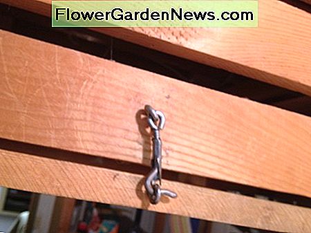 Verrouillage du loquet et des crochets. Locking latch and eyehooks.