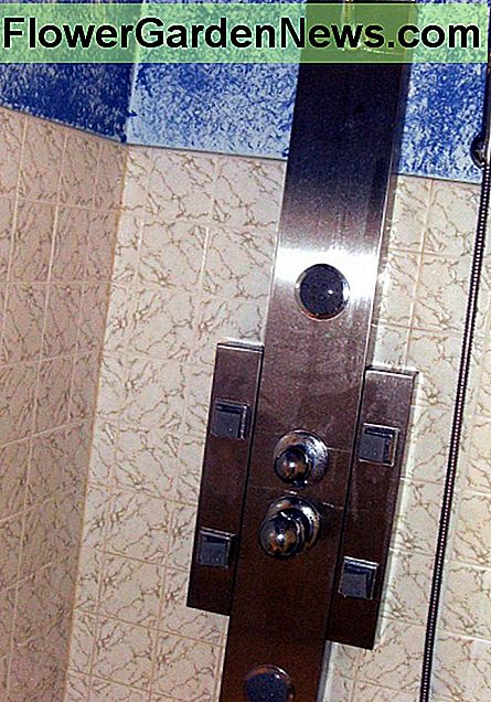 Montavimo skliausteliuose yra paslėpta už centrinės dalies, o skydelis tiesiog tvirtinamas ant jų. Mounting brackets are hidden behind the center section and the panel simply rests on them.