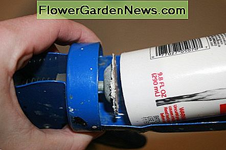 Skub disken ind i bunden af ​​røret. Slip the disc into the bottom of the caulking tube.