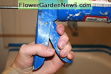 Klem trækeren en eller to gange for at få caulkrøret til at blive sat. Squeeze the trigger once or twice to get the caulk tube to stay put.