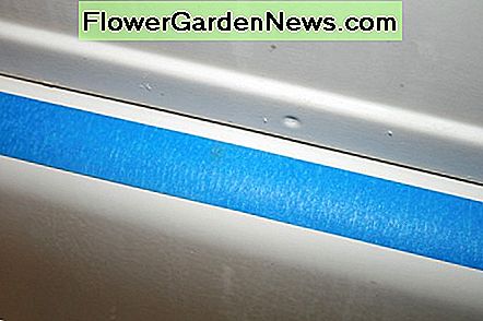 Placér båndet langs karbadlæben og efterlader et let mellemrum mellem båndet og bruserforingsømmen. Place the tape along the tub lip, leaving a slight gap between the tape and the shower lining seam.