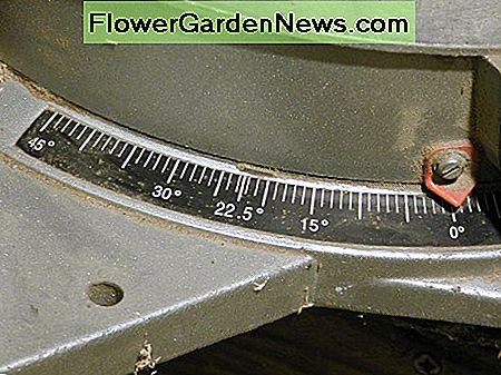 Diese Skala zeigt den Gehrungswinkel an. 0 Grad ist zum Schneiden von rechten Winkeln. Der Tisch kann gedreht werden, um Schnitte bis zu 45 Grad zu machen This scale indicates the miter angle. 0 degrees is for cutting right angles. The table can be turned to make cuts up to 45 degrees