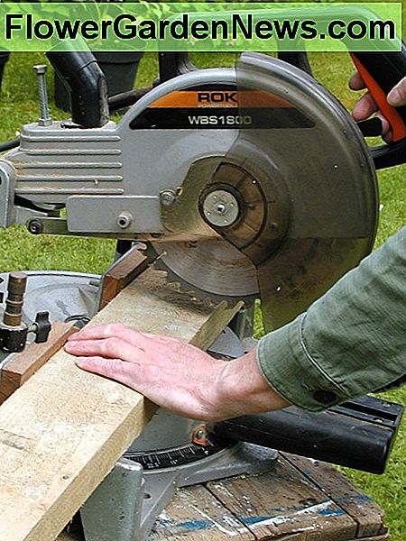 Schneiden mit einer Gehrungssäge. Der Schutz zieht sich beim Schneiden zurück und sollte beim Anheben des Schneidkopfes zurückkehren Cutting with a miter saw. The guard retracts when cutting and should return when you raise the cutting head