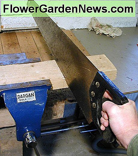Halten Sie das Holz sicher in einem Schraubstock Hold the timber securely in a vice