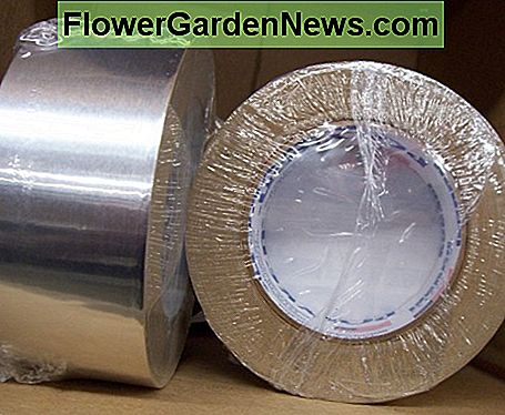 Roller af folie tape. Duct tape kan bruges, men dette tape har overtaget HVAC industrien. Det er let revet, men gør en bedre, længerevarende forsegling. Rolls of foil tape. Duct tape can be used, but this tape has taken over the HVAC industry. It is easily torn, but makes a better, longer-lasting seal.