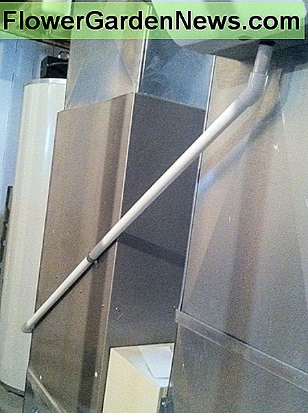 Sørg for at lime beslagene og fastgør røret. Be sure to glue the fittings and secure the pipe.