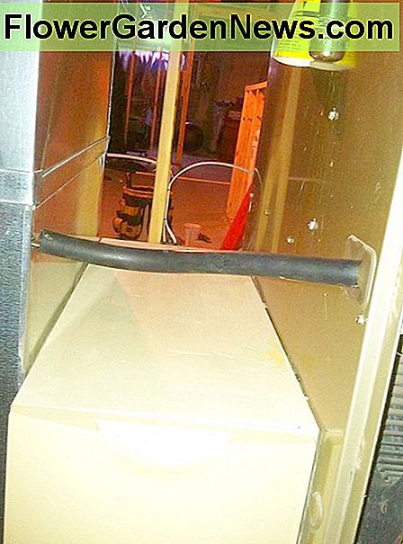 Her beskyttede jeg mine ledninger fra kanalen til ovnen. Here, I protected my wiring from the duct to the furnace.