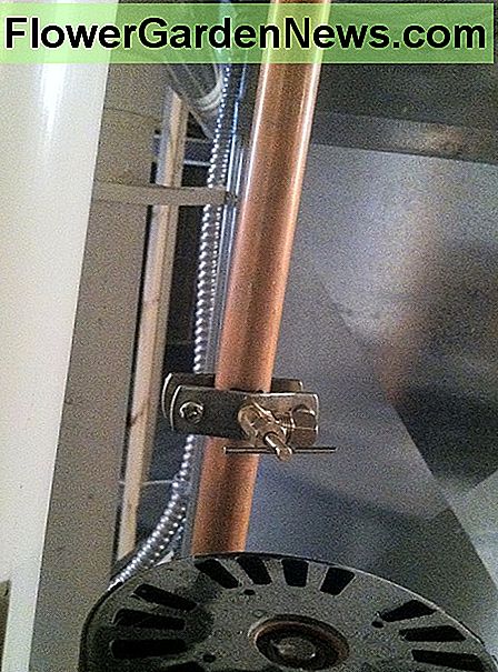 Installer sadlen ventilen på varmt vand linje med udledningen peger mod befugteren. Sørg for, at alt er stramt fast, men ikke overtræk. Install the saddle valve on the hot water line with the discharge pointing toward the humidifier. Be sure everything is securely tightened but not overtightened.