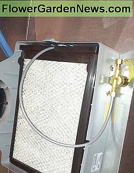 Foderrøret løber fra magnetventilen til panelet. The feed tube runs from the solenoid to the panel.