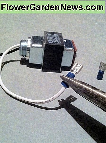 Dette er en simpel 110 / 24V transformer. Det er nemt at finde ud af om din nogensinde går dårligt. This is a simple 110/24V transformer. It's easy to find if yours ever goes bad.