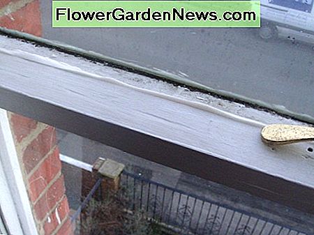 Nustatykite juostas lizdais Fix the strips to sash windows