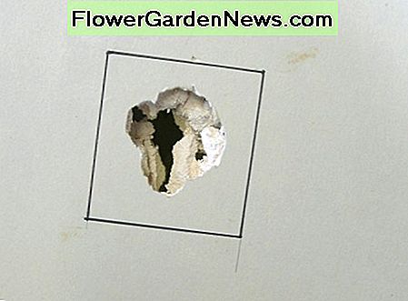 Teken een vierkant rond het gat en knip het uit. Draw a square around the hole and cut it out.