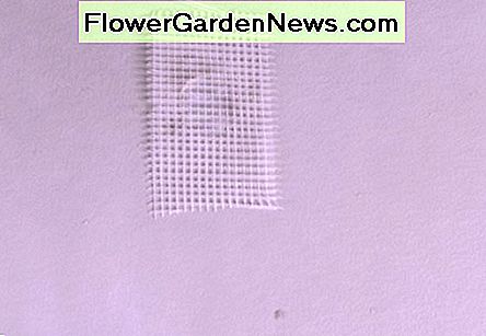 Mesh tape wordt over het gat aangebracht ... Mesh tape is applied over the hole...