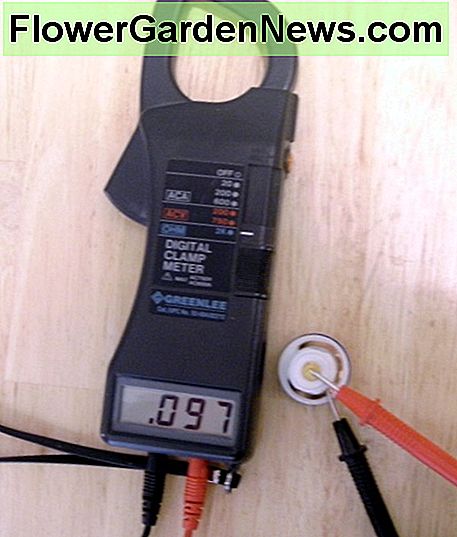 Måleren læser godt under 1 ohm og sikringen er god. The meter reads well under 1 ohm and the fuse is good.