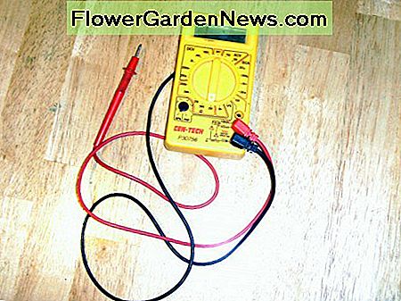 Et lille billigt multimeter A small inexpensive multimeter