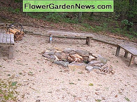 Ugnies duobė, apsupta žirnių akmenų Fire pit surrounded by pea stone