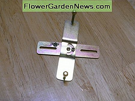 Die neue Halterung zeigt eine grüne Erdungsschraube, an der ein Erdungskabel befestigt werden kann. The new bracket, showing a green ground screw to attach a ground wire to.