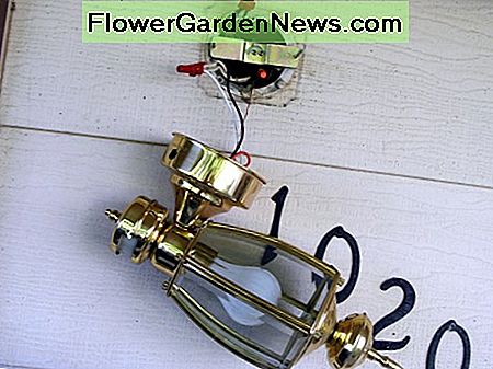 Die neue Leuchte ist fertig konfektioniert. The new fixture is wired, ready for assembly.