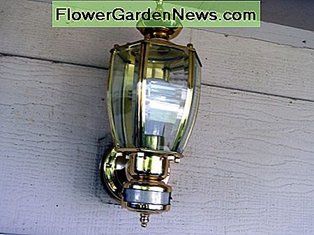 Fertiges Produkt; Das neue Licht ist aufgehängt und kann auf dem ersten Foto des Artikels gesehen werden. Finished product; the new light is hung, and can be seen working in the first photo of the article.