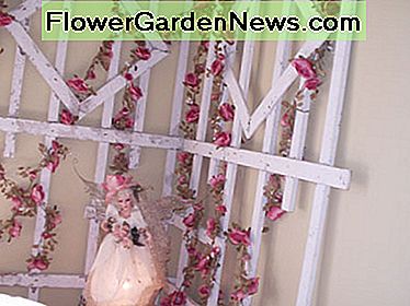 Het rozet van rozen vanaf de veranda, versierd met zijden rozenkransen. The rose trellis from the front porch, decorated with silk rose garlands.