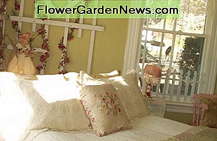 Vintage beddengoed geeft het bed een comfortabele cottage look. Vintage bedding gives the bed a comfy cottage look.