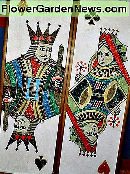 Nuostabi 1960-ųjų pabaigos pora pradžioje 1960-ųjų Karaliaus ir Karalienės kortų žvyrkelių sienų menas. Jie yra 12 1/2 colio pločio ir 36 colių aukščio. Awesome pair of late1950s early 1960s King and Queen playing cards gravel wall art. They are 12 1/2 inches wide and 36 inches high.