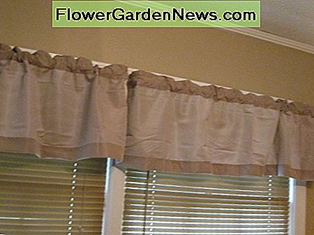 Verwenden Sie Vorhänge, die ungefähr den gleichen Schatten wie die Wände haben. Use curtains that are about the same shade as the walls.
