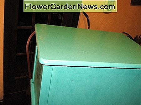 Nach der zweiten Schicht Kreidefarbe. After the second coat of chalk paint.