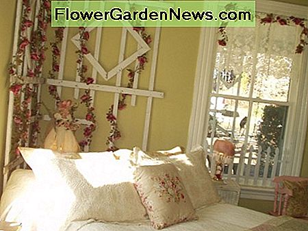 Het beddengoed is voorzien van een veren bed, Matelasse-sprei en een roze design-quilt. Mijn dochter gebruikte een oud latwerk van haar veranda en voegde een zijden roosenslinger toe. The bed linens include a feather bed, Matelasse bedspread and a rose design quilt. My daughter used an old trellis from her front porch and added a silk rose garland.