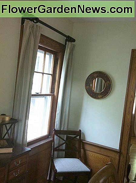 Montuokite strypą virš lango rėmo Mount the Rod Above the Window Frame