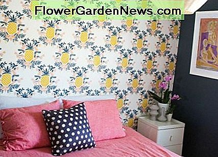 Betonen Sie eine Wand mit Tapete, um Geld zu sparen und Drama zu schaffen. Accent one wall with wallpaper to save money and create drama.