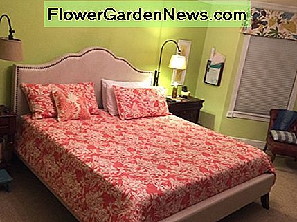 Das ist mein Schlafzimmer! Ich ging mit hellen Wänden und Bettwäsche für einen lebhaften SoFlo Sommer-Look. This is my bedroom! I went with bright walls and bedding for a lively, SoFlo summer look.