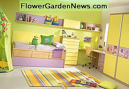 Hier ist ein großartiges Beispiel für die Verwendung einer hellen Farbe an einer Wand, um dem Kinderzimmer etwas Spaß zu bereiten. Here's a great example of the use of a bright color on one wall to add some fun to a child's room.