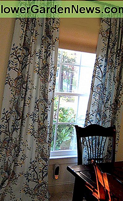 Pavyzdys užuolaidų, viršijančių lango plotį ir aukštį. Example of curtains that exceed the width and height of a window.