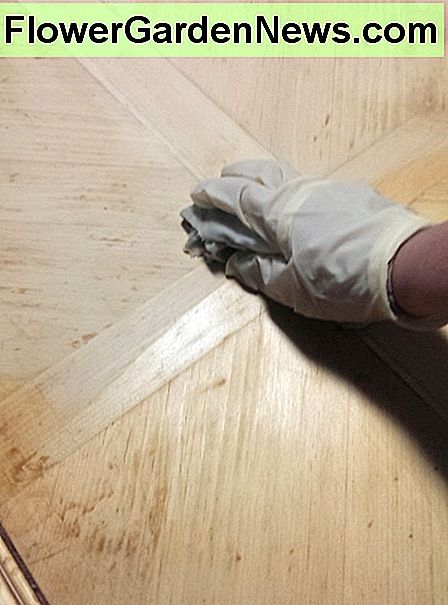 Sehen Sie den Unterschied, den der Holzconditioner macht? Tragen Sie eine gleichmäßige Schicht auf den ganzen Tisch auf. see the difference the wood conditioner makes? apply an even coat to the whole table.