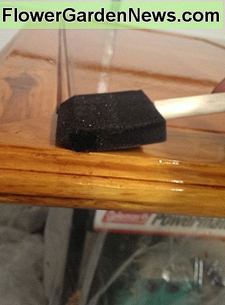 Um Blasen zu vermeiden, benutzen Sie die flache Seite der Bürste in einem niedrigen Winkel und ziehen Sie die Bürste leicht, aber gleichmäßig über die Oberfläche des Holzes. to prevent bubbles, use the flat side of the brush at a low angle and lightly but steadily drag the brush across the surface of the wood.