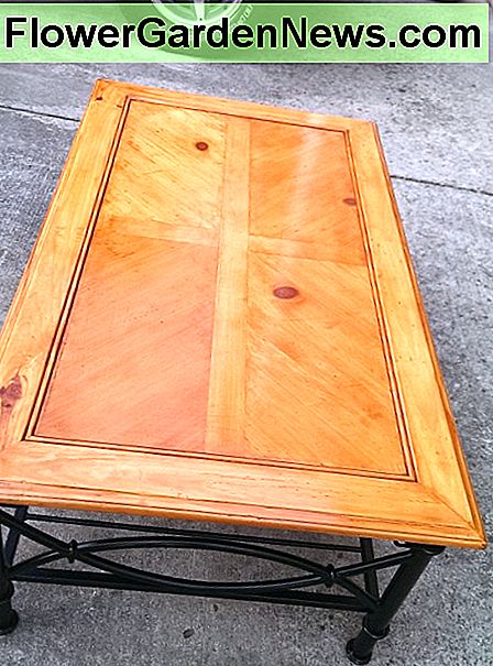 Hier ist eine Seite des Couchtisches .... Here's one side of the coffee table....