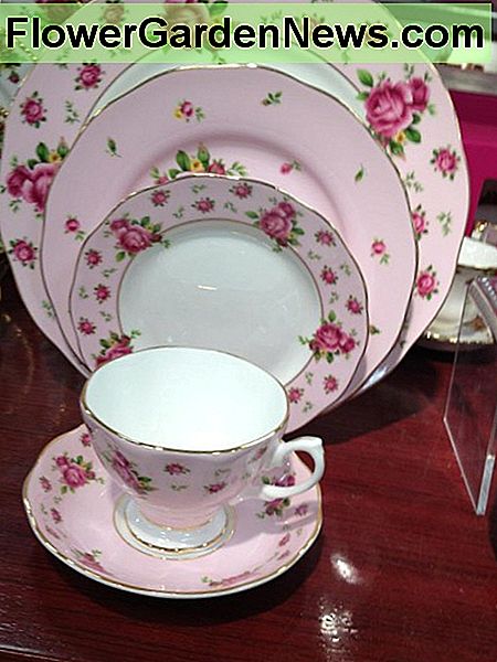 Geschirr, entweder alt oder neu mit einem altmodischen Design, geben Ihrem Tisch genau das richtige Aussehen. Dishes, either vintage or new with an old fashioned design, give your table just the right look.
