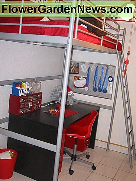 Lego Border zeigt über Hochbett und Schreibtisch. Lego border shows above loft bed and desk.